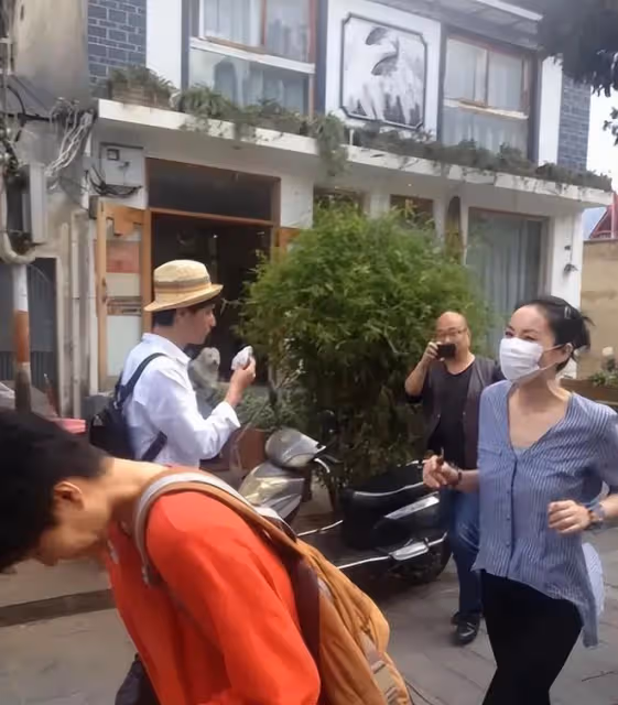 王菲獨自一人游大理,穿條紋襯衫配小黑褲,看似隨意卻很顯氣質
