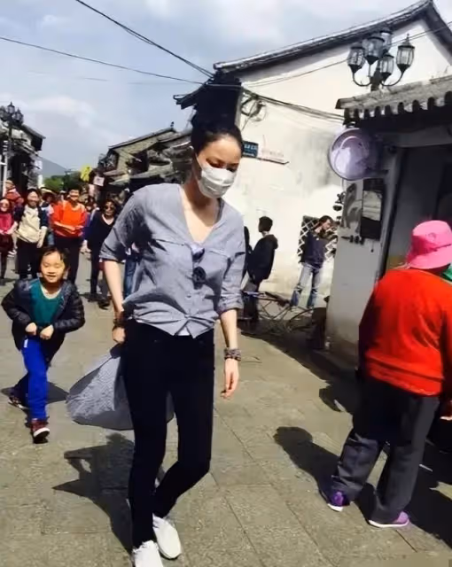 王菲獨自一人游大理,穿條紋襯衫配小黑褲,看似隨意卻很顯氣質