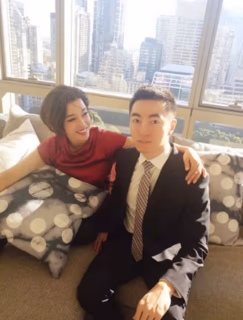 劉曉慶和妹妹家中聚會,同穿紅色韻味大不同一個美艷一個溫婉