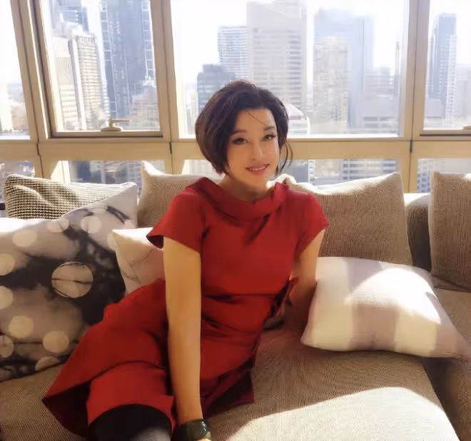 劉曉慶和妹妹家中聚會,同穿紅色韻味大不同一個美艷一個溫婉