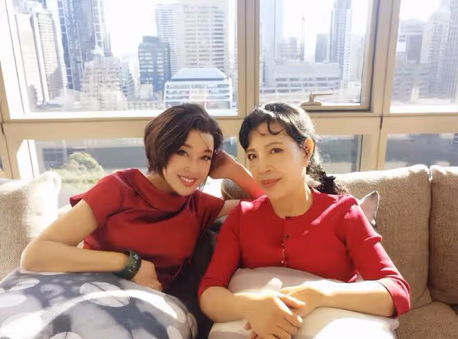 劉曉慶和妹妹家中聚會,同穿紅色韻味大不同一個美艷一個溫婉