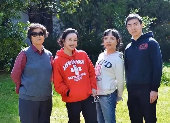 劉曉慶和妹妹家中聚會,同穿紅色韻味大不同一個美艷一個溫婉