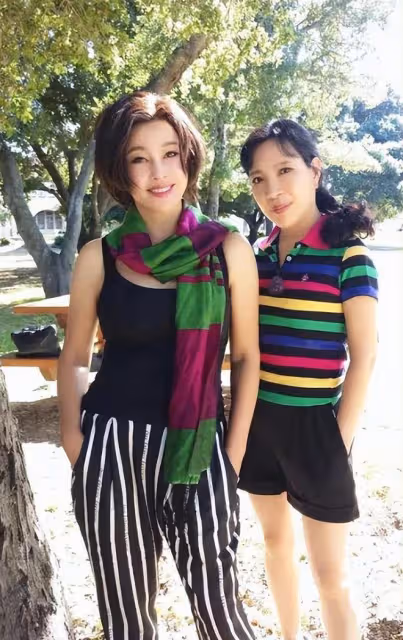 劉曉慶和妹妹家中聚會,同穿紅色韻味大不同一個美艷一個溫婉