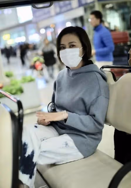 關之琳終究是老了!素顏臉部凹陷氣色暗沉,全靠「穿搭」撐氣質