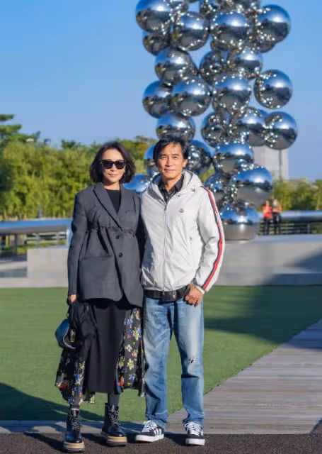 梁朝偉有眼光，劉嘉玲穿西裝配印花裙完全不像56歲，氣場比他還足
