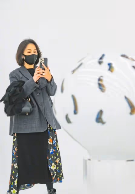 梁朝偉有眼光,劉嘉玲穿西裝配印花裙完全不像56歲,氣場比他還足