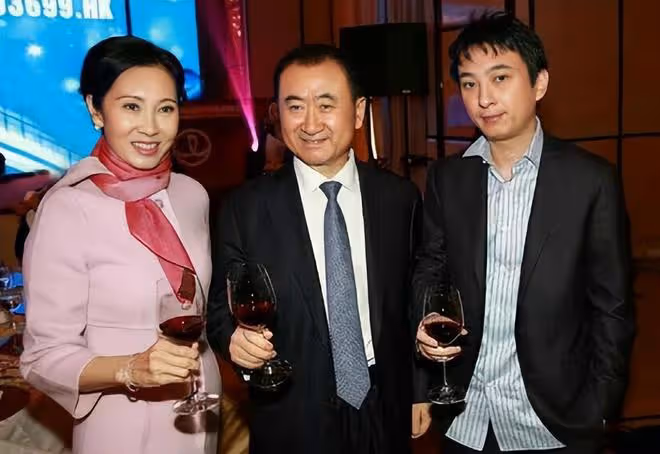 王思聰一家三口罕見同框！59歲媽媽穿粉大衣配絲巾，看著最多30歲