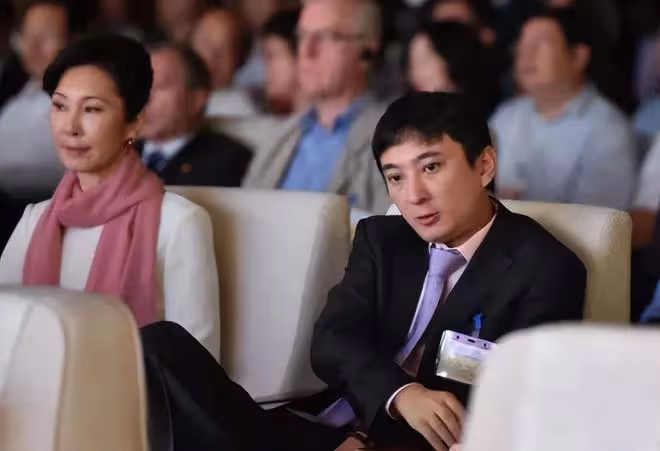 王思聰一家三口罕見同框！59歲媽媽穿粉大衣配絲巾，看著最多30歲