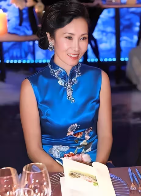 王思聰一家三口罕見同框！59歲媽媽穿粉大衣配絲巾，看著最多30歲