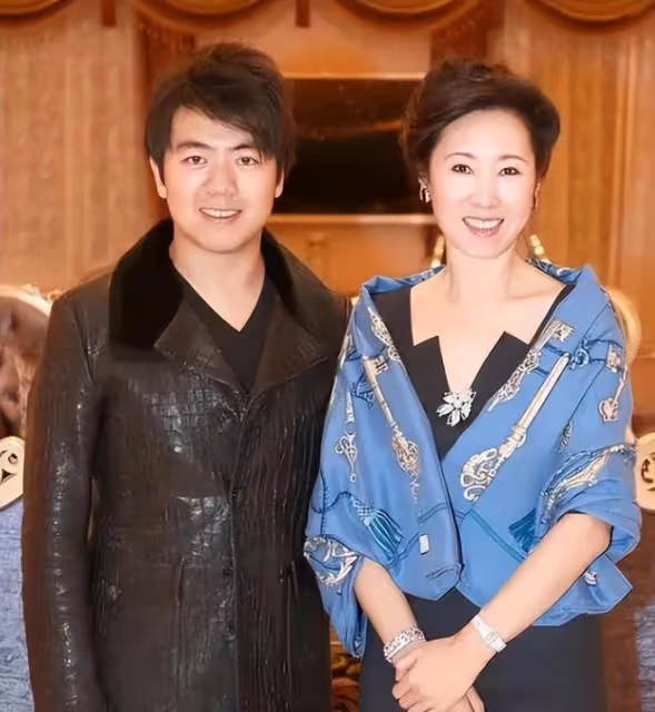 王思聰一家三口罕見同框!59歲媽媽穿粉大衣配絲巾,看著最多30歲