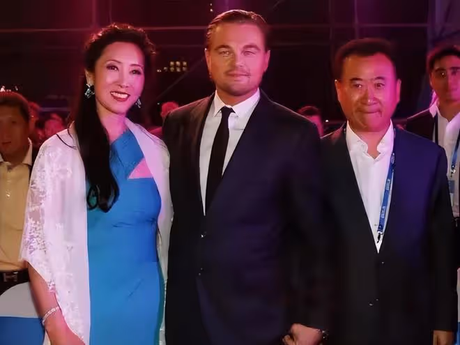 王思聰一家三口罕見同框!59歲媽媽穿粉大衣配絲巾,看著最多30歲