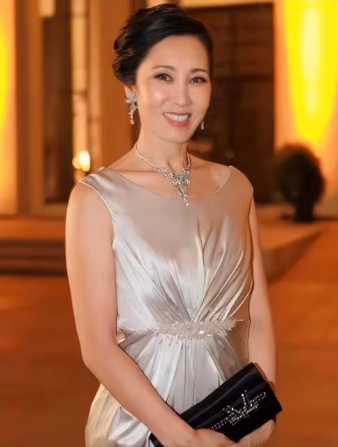 王思聰一家三口罕見同框!59歲媽媽穿粉大衣配絲巾,看著最多30歲