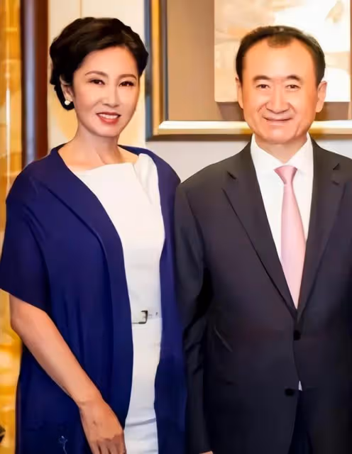 王思聰一家三口罕見同框!59歲媽媽穿粉大衣配絲巾,看著最多30歲
