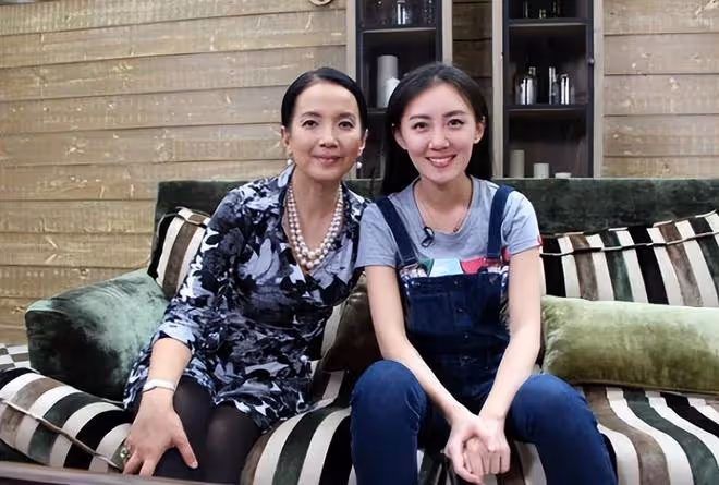 呂麗萍和小30歲兒媳同框也絲毫不輸!婆媳同框像親母女