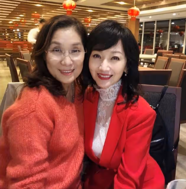 汪明荃趙雅芝兩大不老女神同框,一個優雅婆婆,一個嬌艷似少女