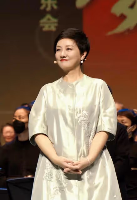 鄧婕老是老了點,穿絲綢上衣優雅又貴氣,有皺紋也難擋高級氣質