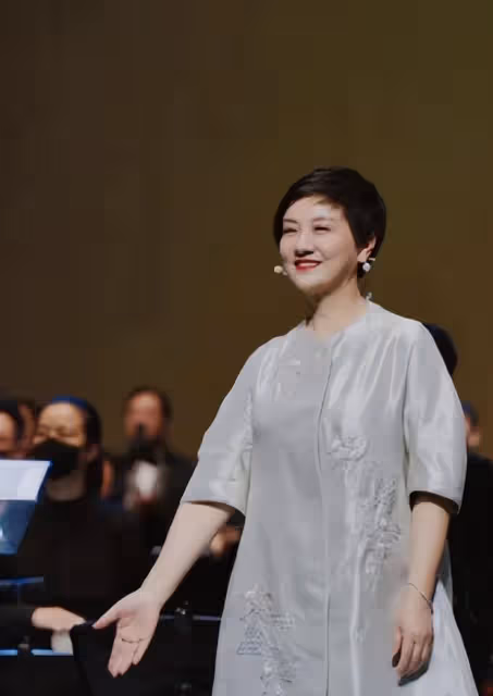 鄧婕老是老了點,穿絲綢上衣優雅又貴氣,有皺紋也難擋高級氣質