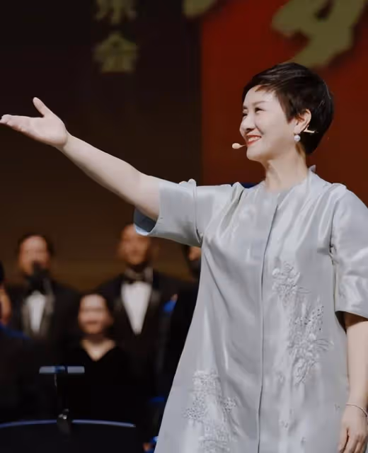 鄧婕老是老了點,穿絲綢上衣優雅又貴氣,有皺紋也難擋高級氣質