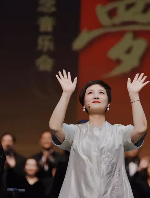 鄧婕老是老了點,穿絲綢上衣優雅又貴氣,有皺紋也難擋高級氣質