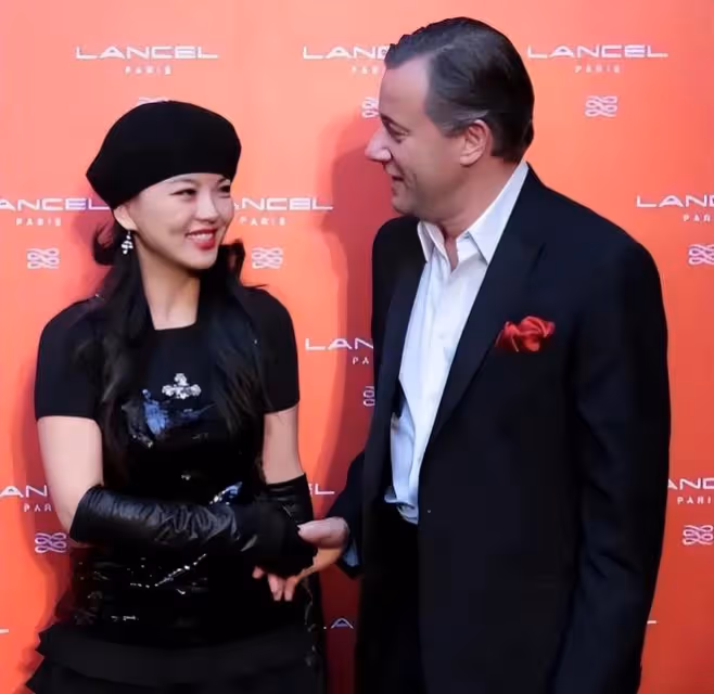 李湘瘦了後美回顏值巔峰,穿亮片背心配蛋糕裙,時尚氣質不輸女團