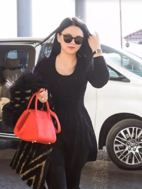 李湘瘦了後美回顏值巔峰,穿亮片背心配蛋糕裙,時尚氣質不輸女團