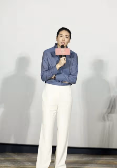 郎平女兒近照曝光,簡直與年輕的郎平一模一樣,身材高挑不輸超模