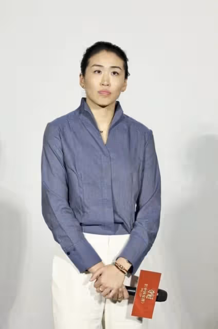 郎平女兒近照曝光,簡直與年輕的郎平一模一樣,身材高挑不輸超模