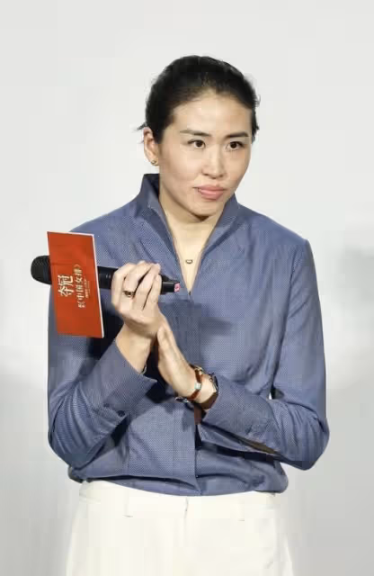 郎平女兒近照曝光，簡直與年輕的郎平一模一樣，身材高挑不輸超模