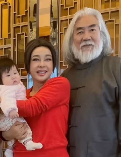 劉曉慶和張紀中夫婦罕見同框!穿紅衣化大濃妝難掩臉部腫脹