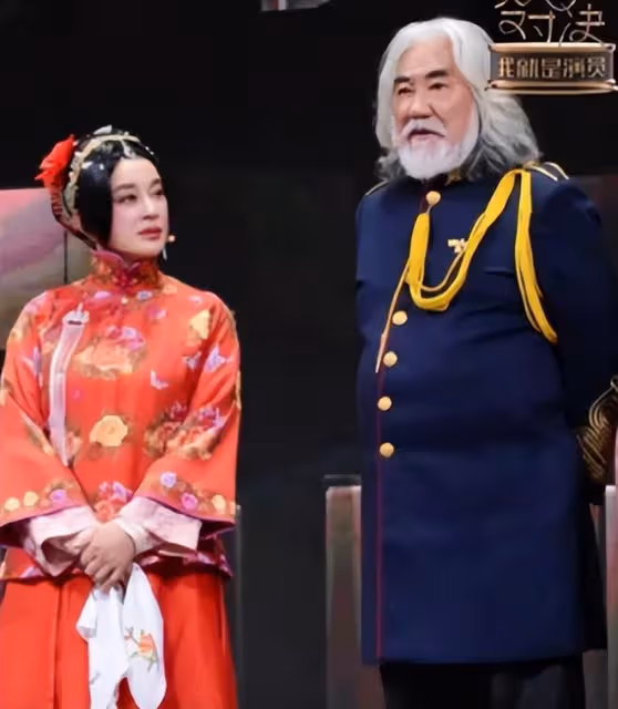 劉曉慶和張紀中夫婦罕見同框!穿紅衣化大濃妝難掩臉部腫脹