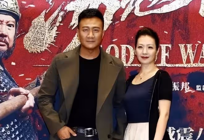 胡軍藏了30年的妻子原來這麼漂亮,穿搭樸素卻難掩骨子美