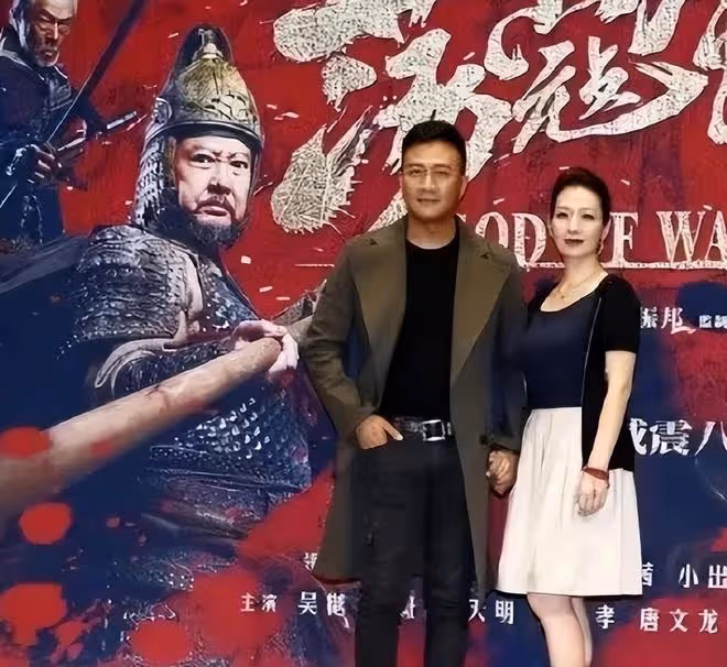 胡軍藏了30年的妻子原來這麼漂亮,穿搭樸素卻難掩骨子美