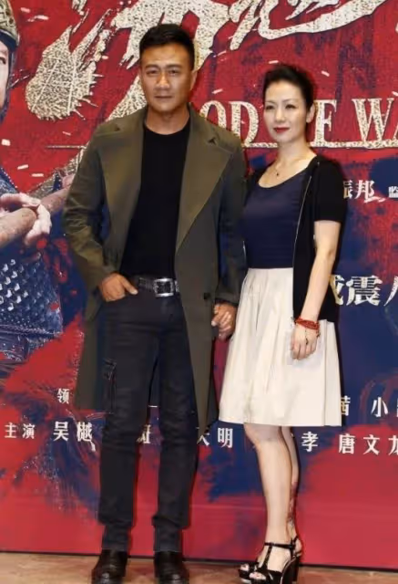 胡軍藏了30年的妻子原來這麼漂亮,穿搭樸素卻難掩骨子美