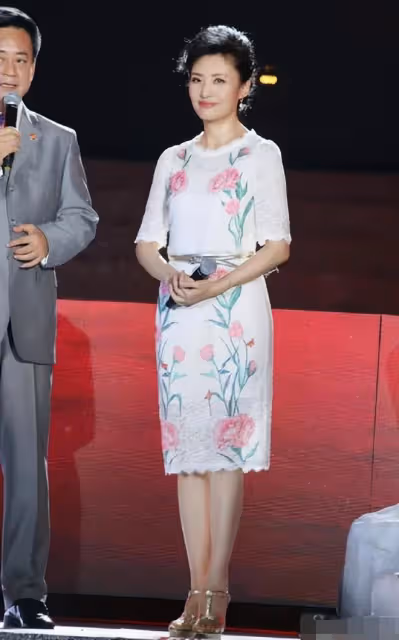 周濤的「國字臉」太抗老!穿蕾絲裙端莊貴氣,說她有55歲真不信