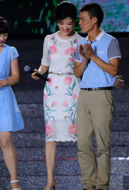 周濤的「國字臉」太抗老!穿蕾絲裙端莊貴氣,說她有55歲真不信