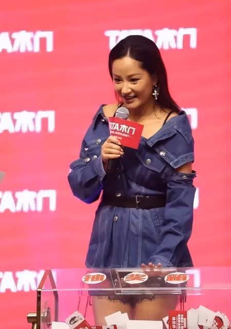 瞿穎越穿越大膽!弔帶配熱褲性感又時髦,網友:要給你的腿上保險