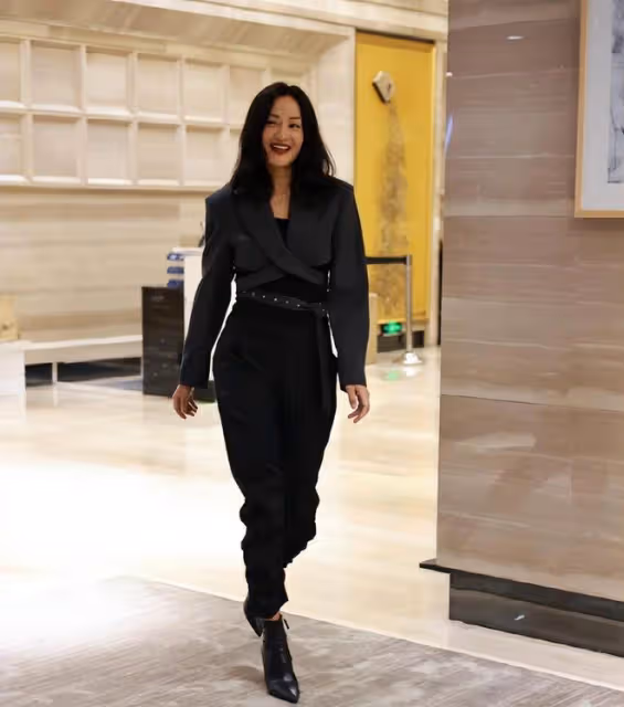 瞿穎越穿越大膽!弔帶配熱褲性感又時髦,網友:要給你的腿上保險