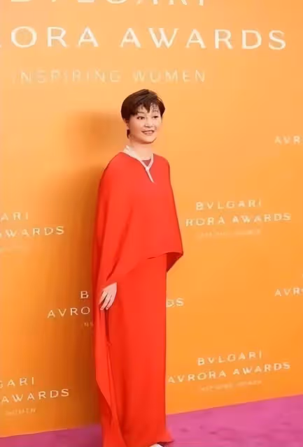 徐帆「斷崖式」衰老，穿紅裙好似「黃臉婆」，修圖後皺紋還是搶鏡