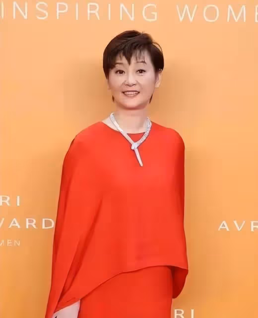 徐帆「斷崖式」衰老，穿紅裙好似「黃臉婆」，修圖後皺紋還是搶鏡