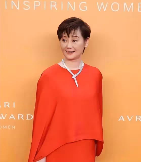 徐帆「斷崖式」衰老，穿紅裙好似「黃臉婆」，修圖後皺紋還是搶鏡
