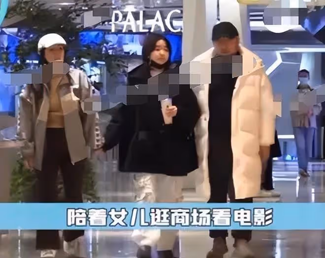 徐崢攜妻女逛街被拍,女兒身高體型太像媽,肉餅臉和徐崢一模一樣