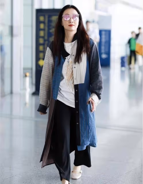 徐崢攜妻女逛街被拍,女兒身高體型太像媽,肉餅臉和徐崢一模一樣