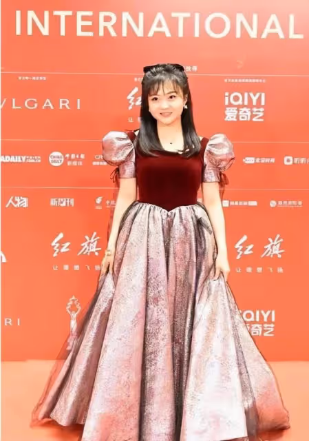 23歲林妙可發育過猛!微胖身材穿公主裙扮可愛,卻意外顯瘦又洋氣