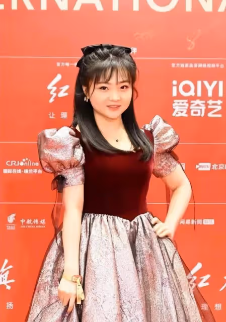 23歲林妙可發育過猛!微胖身材穿公主裙扮可愛,卻意外顯瘦又洋氣