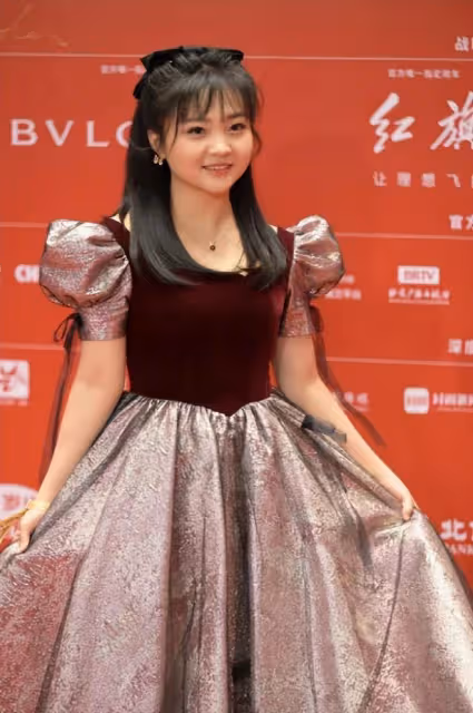 23歲林妙可發育過猛!微胖身材穿公主裙扮可愛,卻意外顯瘦又洋氣