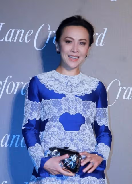 張曼玉劉嘉玲昔日情敵罕見同台，一個仍是女神，一個土氣大媽