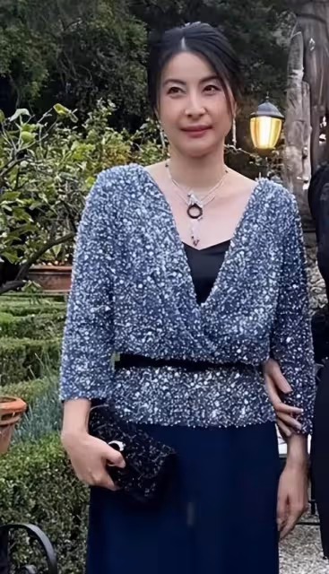 郭晶晶和鞏俐國外偶遇,她珠光寶氣比鞏俐還有氣場