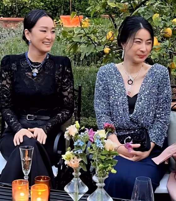 郭晶晶和鞏俐國外偶遇,她珠光寶氣比鞏俐還有氣場