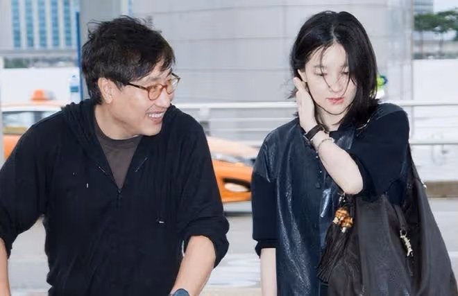 李英愛隨老公走機場，打扮隨意卻照樣美成焦點，襯得老公很油膩