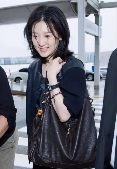 李英愛隨老公走機場，打扮隨意卻照樣美成焦點，襯得老公很油膩